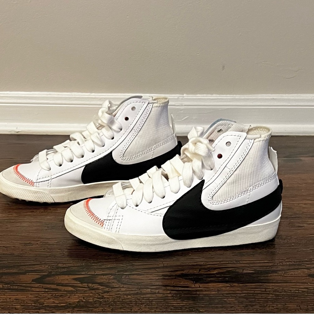 Nike White and Black High-Tops